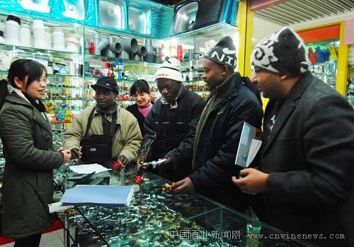 几名非洲客商在浙江义乌国际商贸城采购