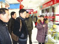 执法人员对荆州城区进行专项市场检查